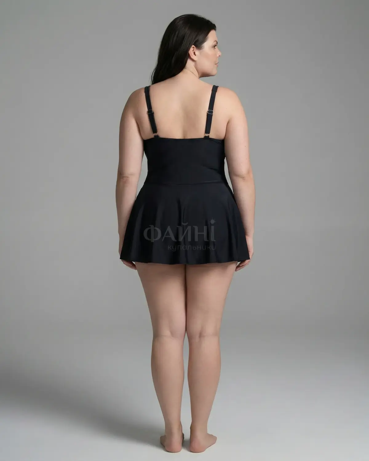 Жінка в чорному купальнику-спідниці