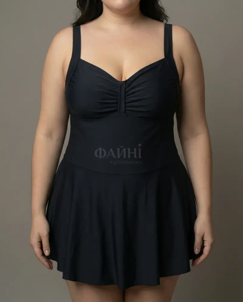 Чорний купальник-сукня на жінці