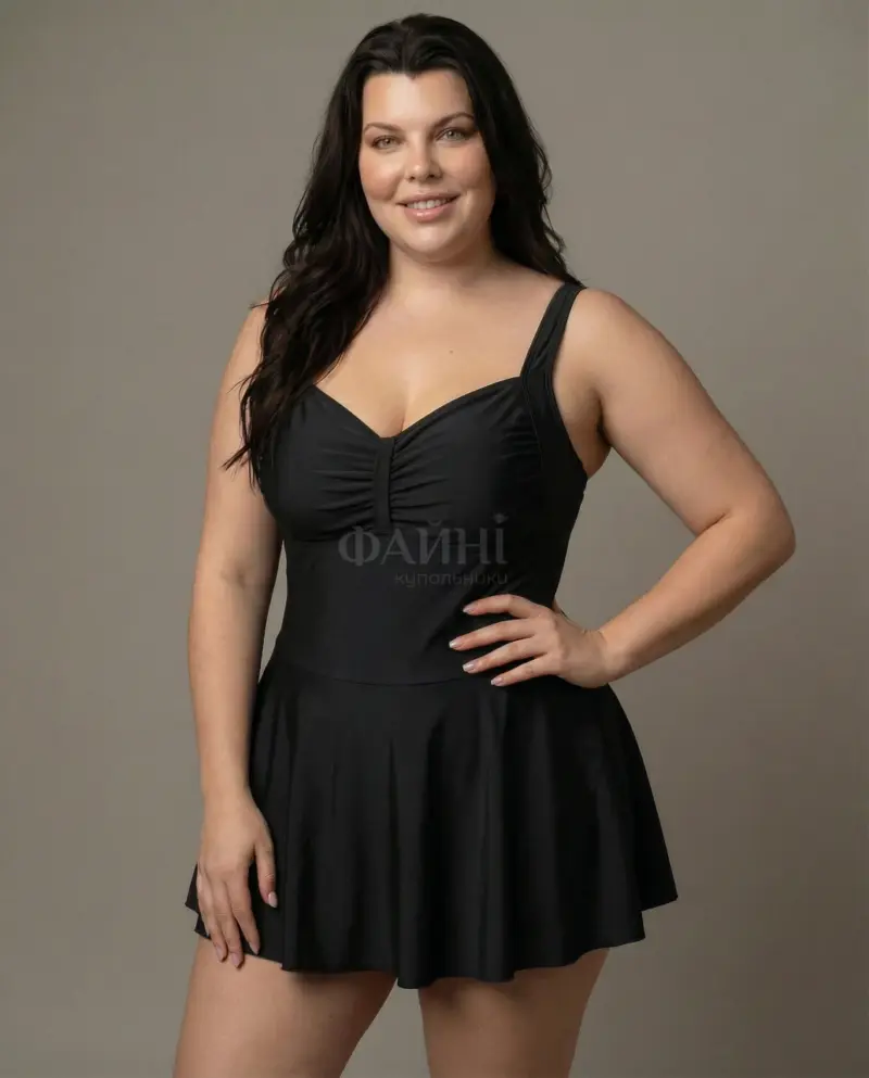 Жінка в чорному купальнику-сукні