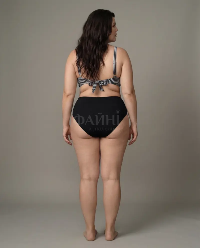 Жінка в чорному купальнику