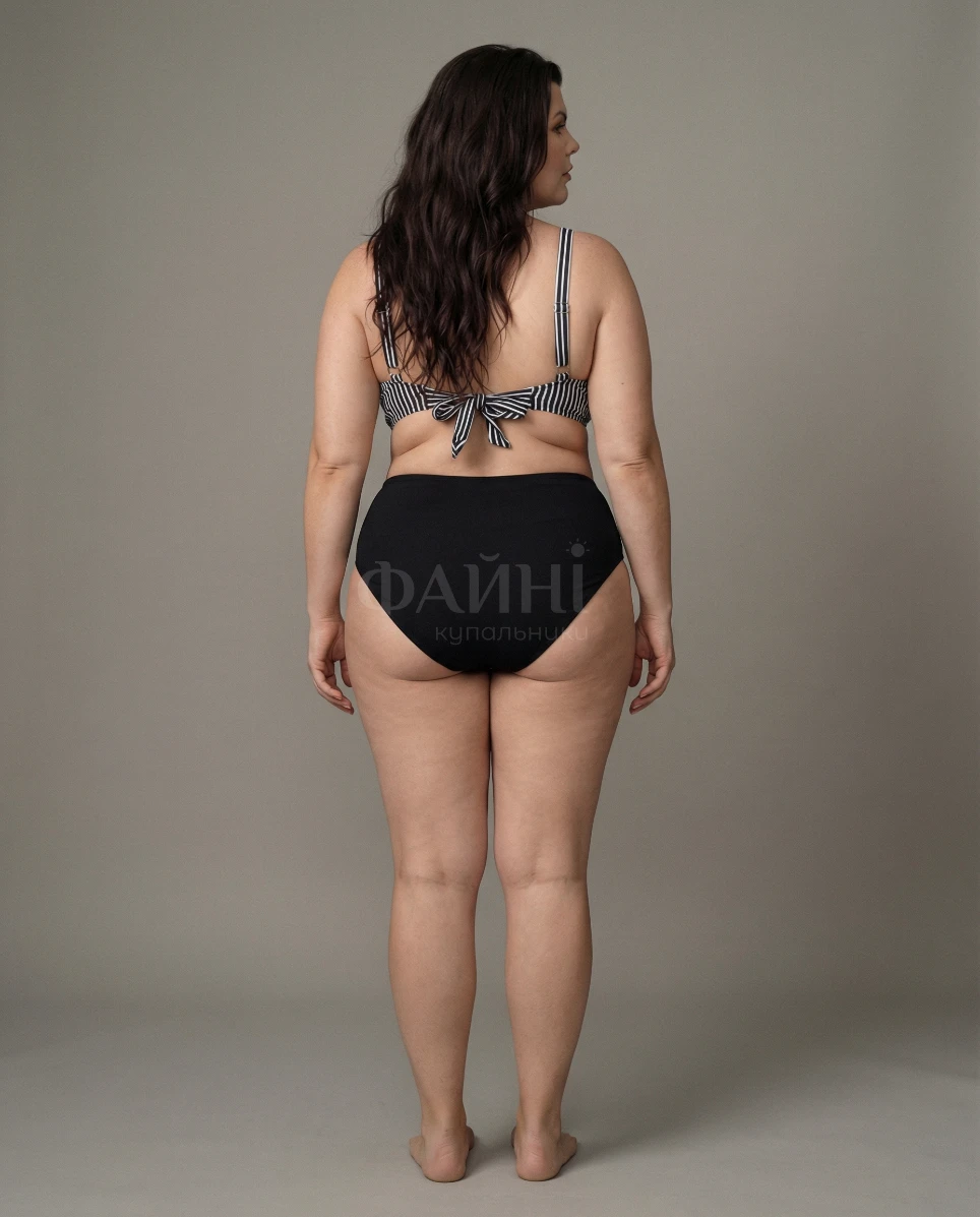 Жінка в чорному купальнику