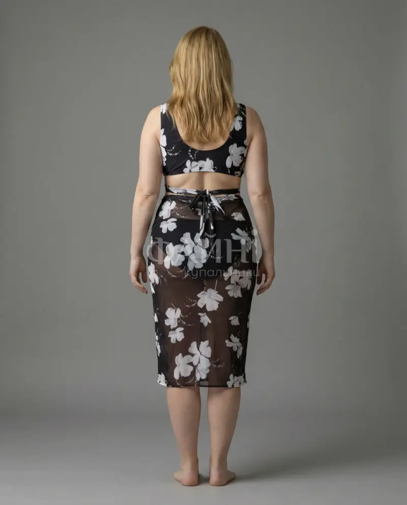 kupalniki_com_ua_423-03-22 Жінка в чорно-білому пляжному костюмі з квітами