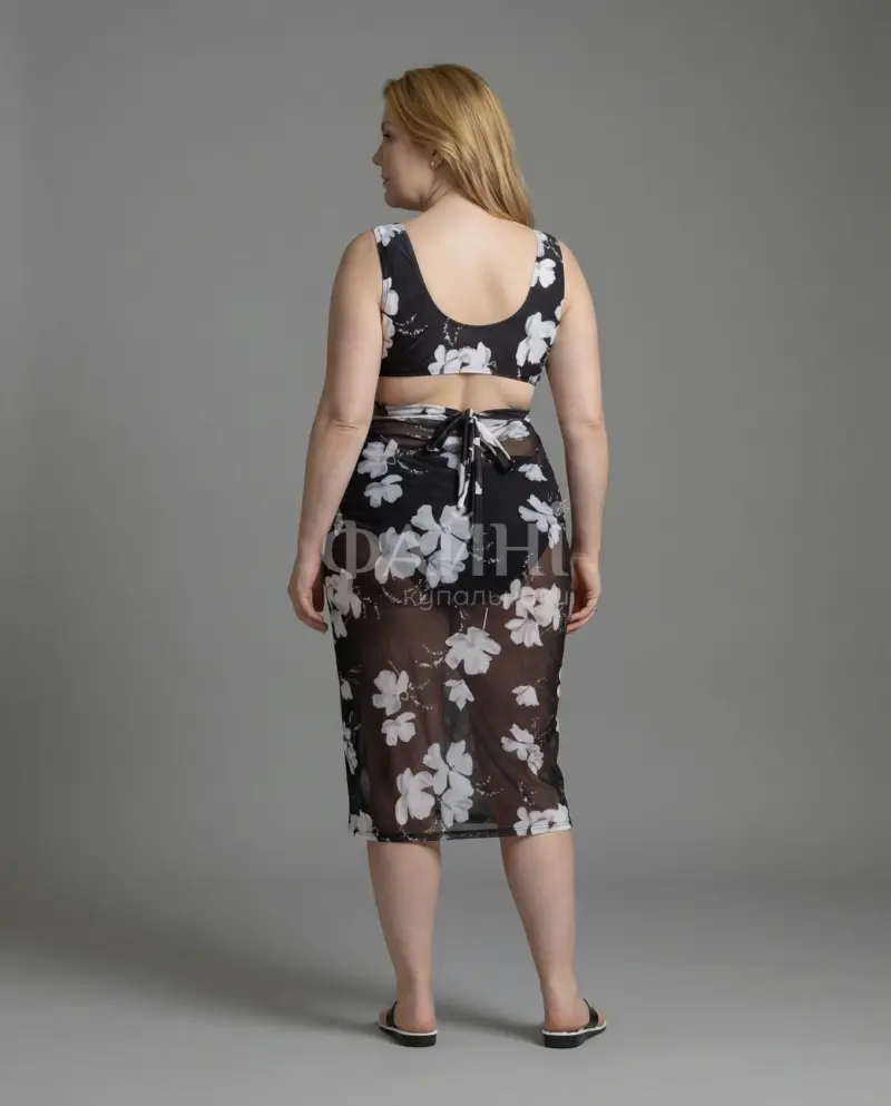 kupalniki_com_ua_423-03-23 Жінка в чорно-білому купальнику з квітковим принтом