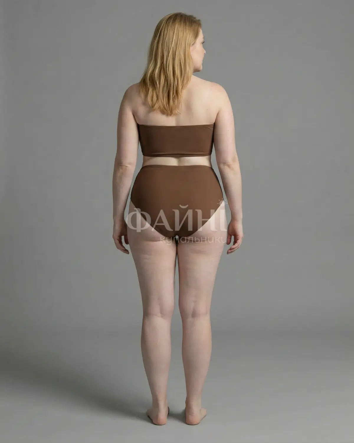 Жінка в коричневому купальнику, вид ззаду.
