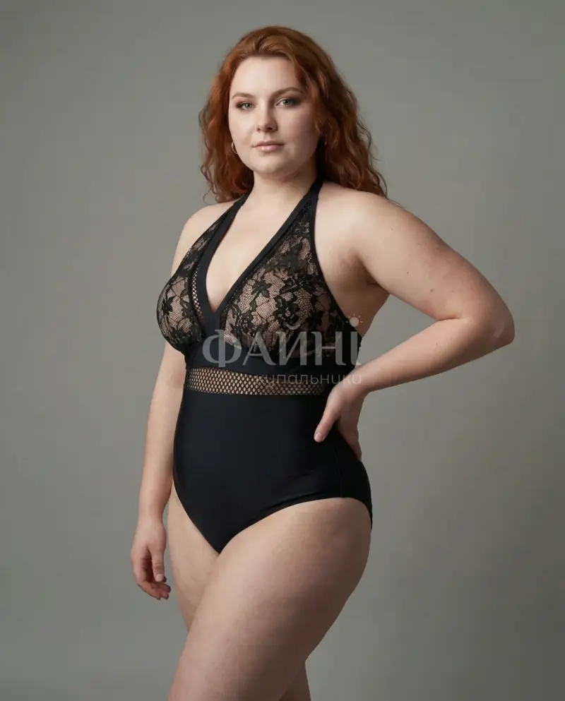 Чорний купальник з мереживом на пишній жінці