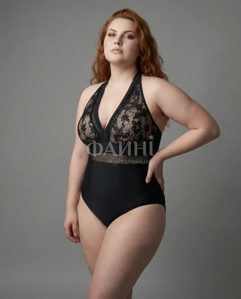 Жінка в чорному купальнику з мереживом