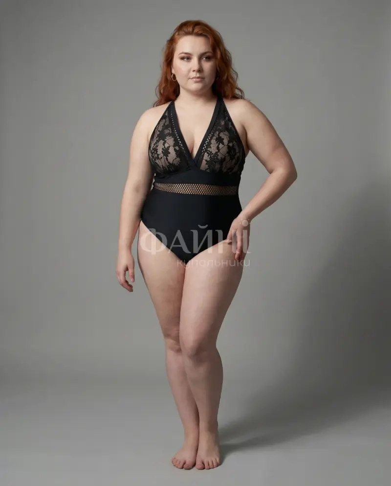 Жінка в чорному купальнику