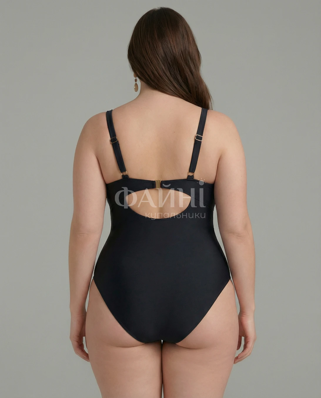 Чорний купальник з вирізом на спині.