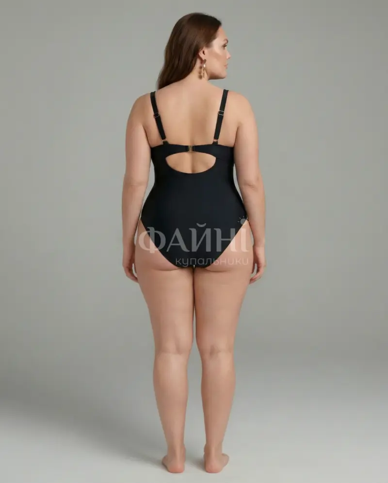 Жінка в чорному купальнику ззаду