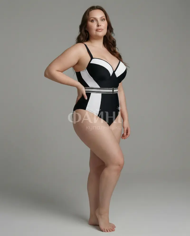 Жінка в чорно-білому купальнику