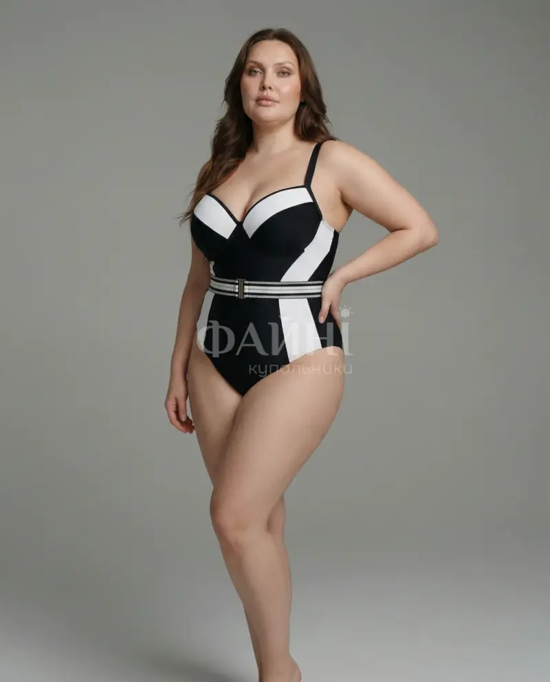Жінка в чорно-білому купальнику