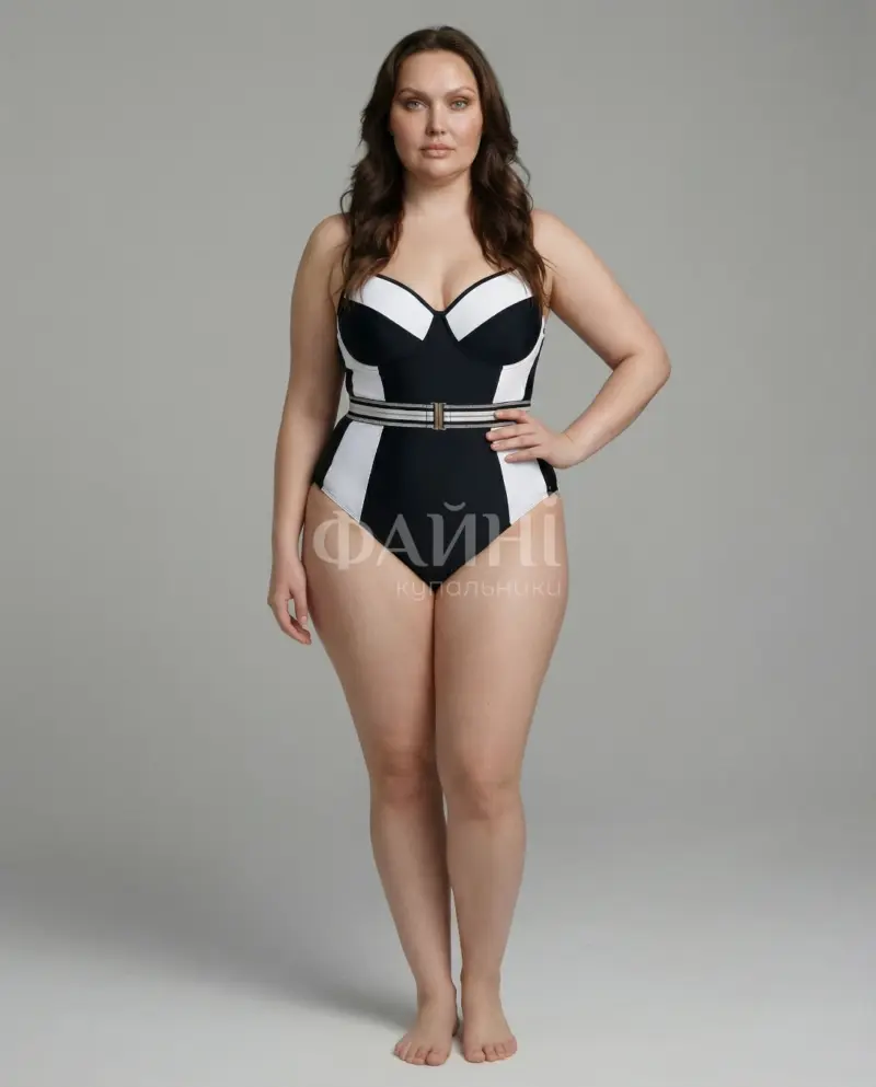 Жінка в чорно-білому купальнику