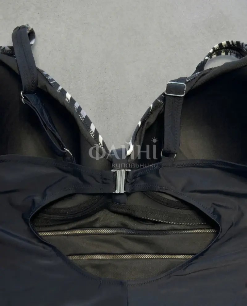 Чорний купальник з деталями