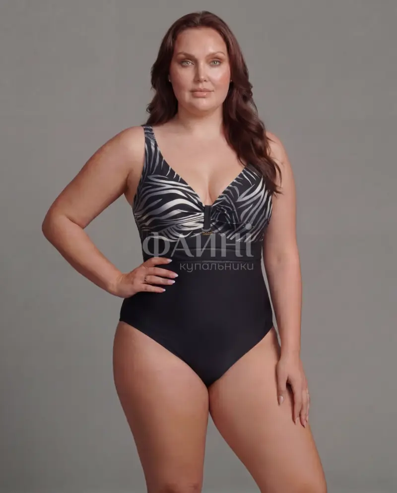 Жінка в чорному купальнику з принтом зебри