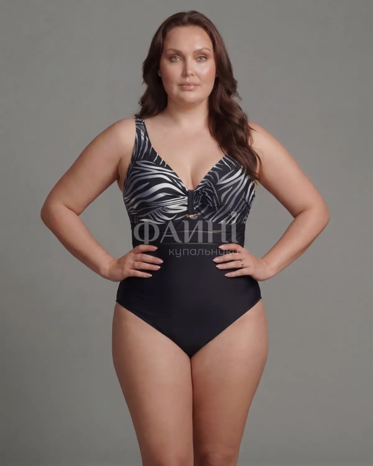 Жінка в чорно-білому купальнику