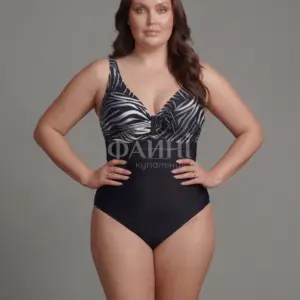 Жінка в чорно-білому купальнику