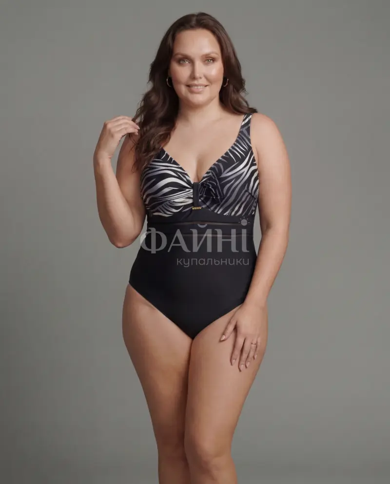 Жінка в чорному купальнику з принтом