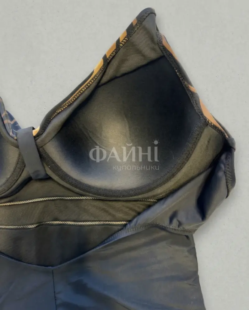 Чорний купальник з формованою чашкою