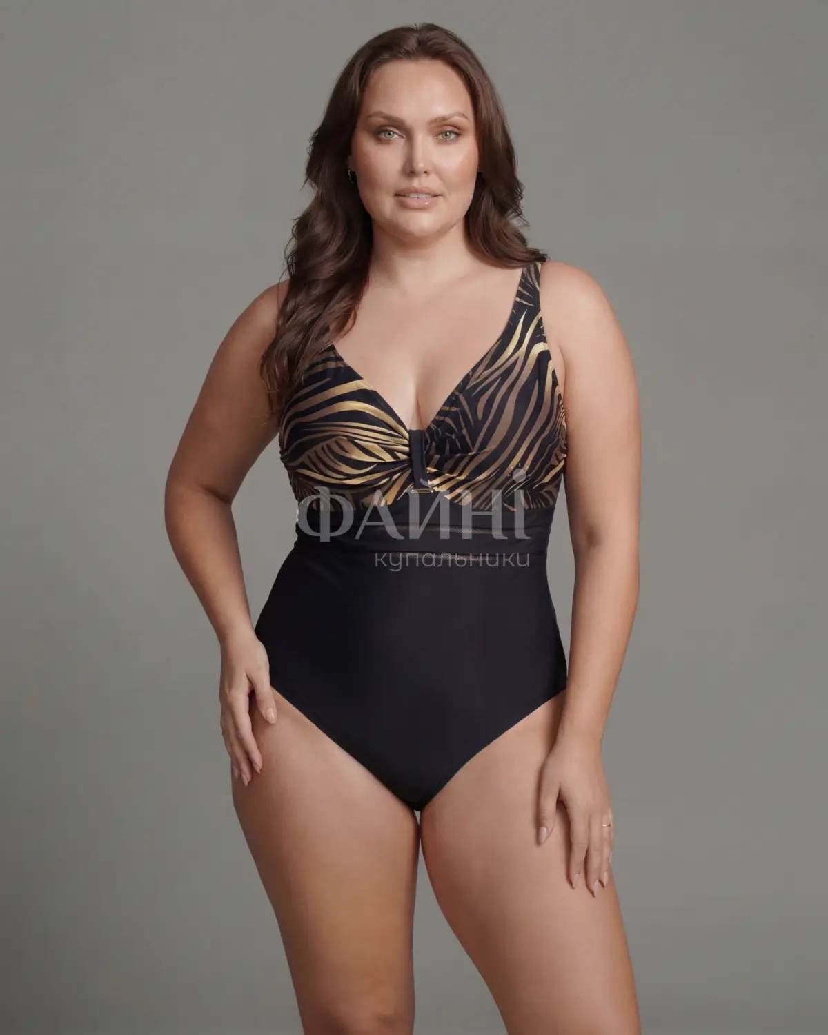**Чорний купальник із золотим принтом**