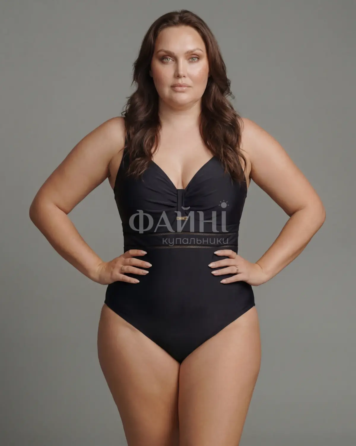 Чорний купальник з V-подібним вирізом