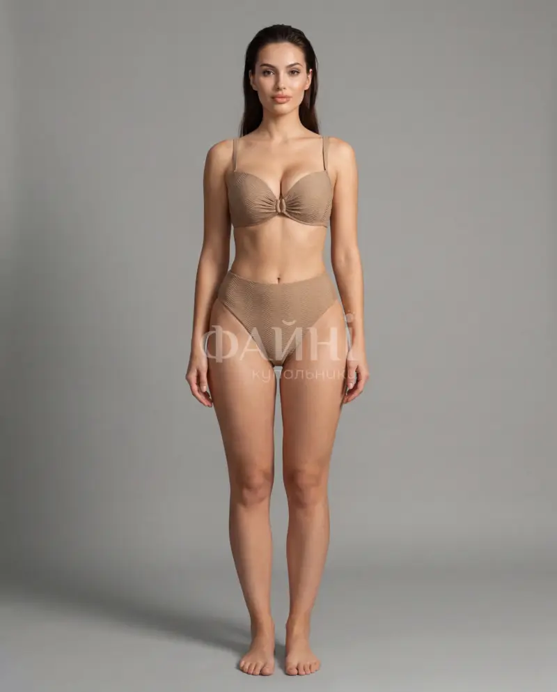Бежевий купальник бікіні на моделі