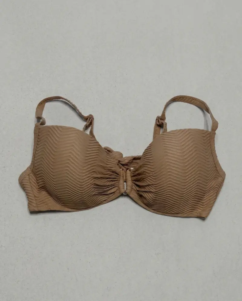 ** Бежевий бюстгальтер **