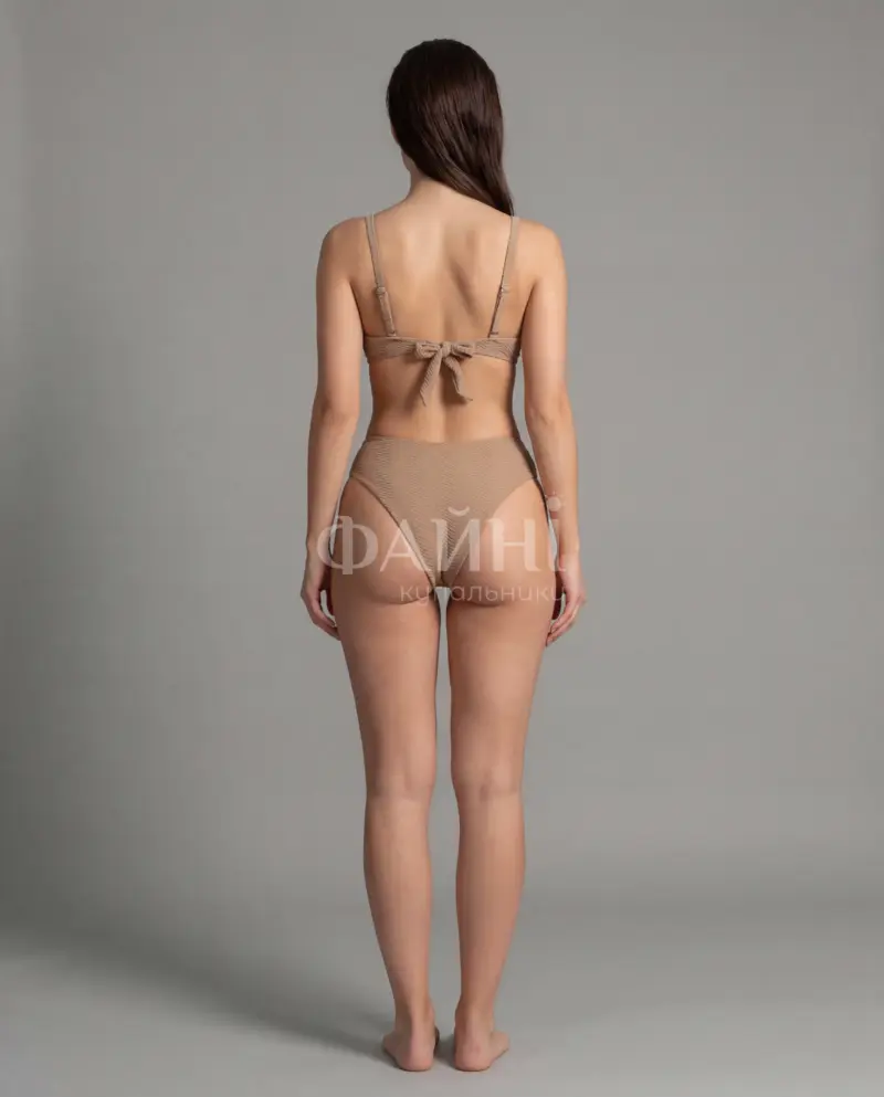 Бежевий купальник на жінці