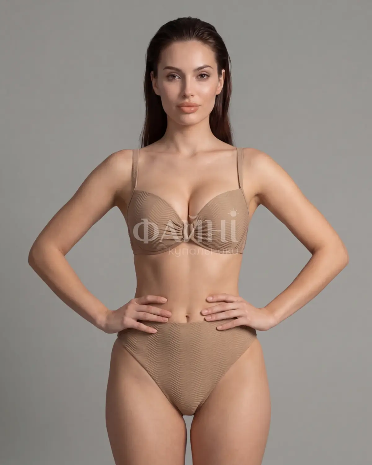 Бежевий купальник-бікіні.