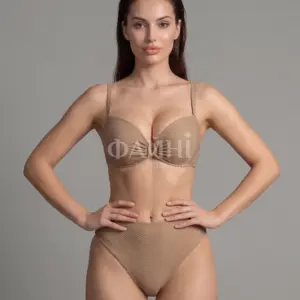 Бежевий купальник-бікіні.