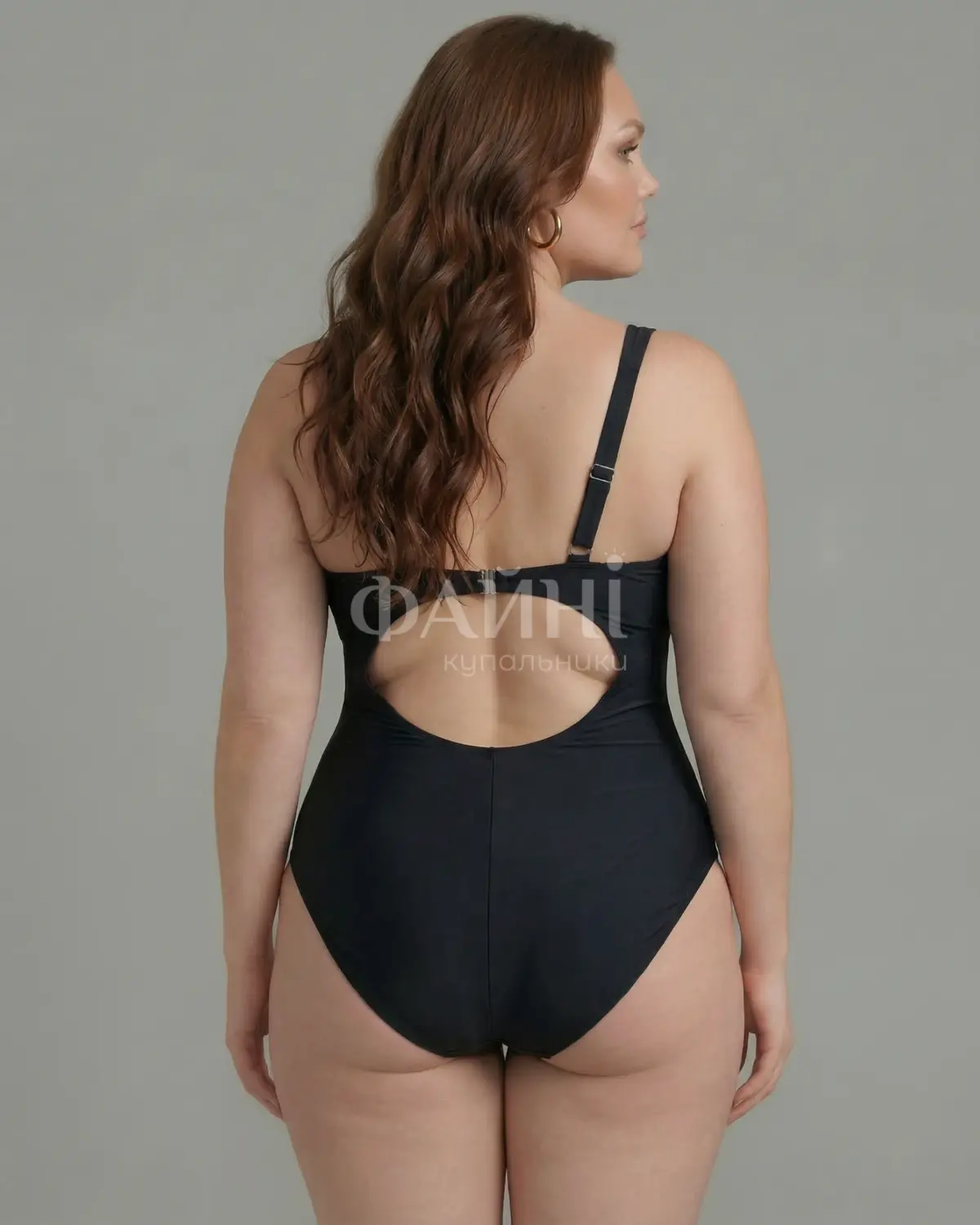 Чорний купальник з вирізом на спині