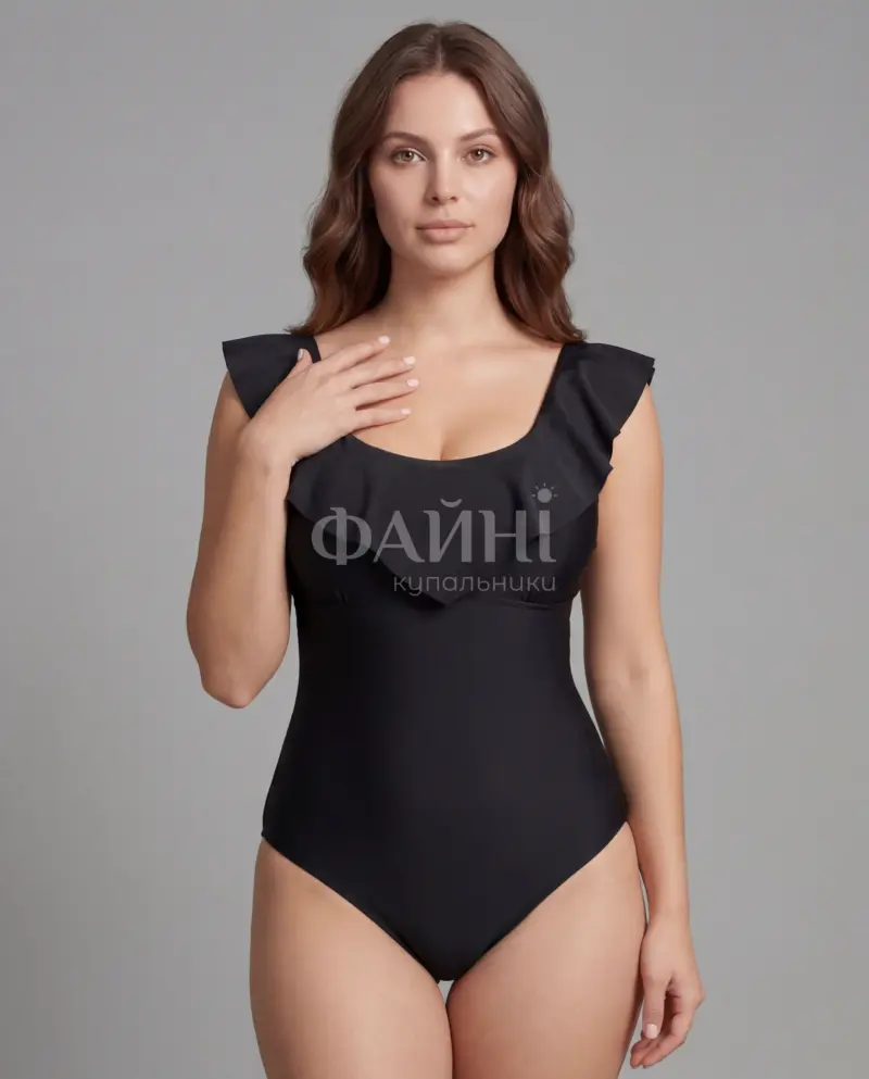 Жінка в чорному купальнику з рюшами
